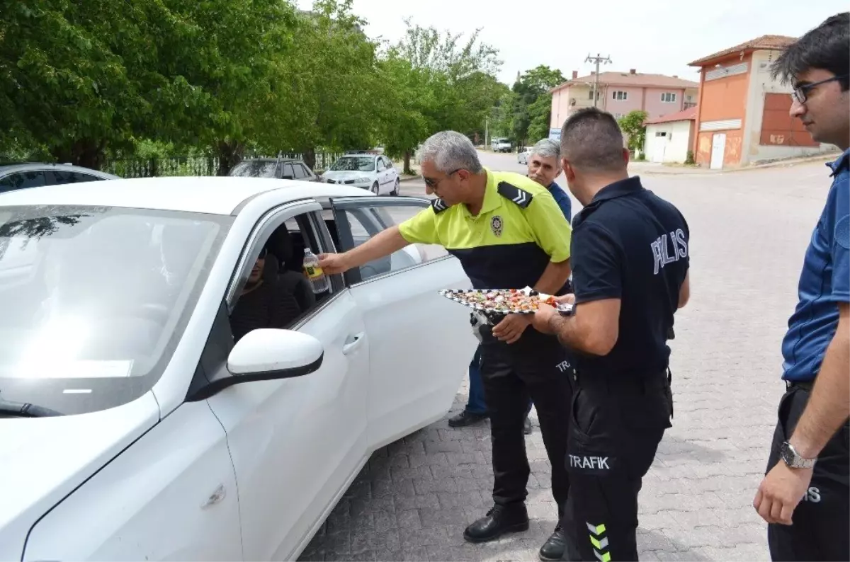 Polisten kolonyalı ve çikolatalı bayram uygulaması