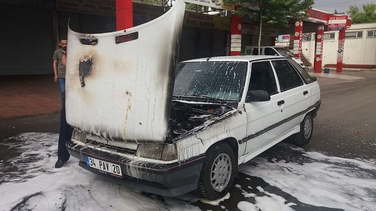Seyir halindeki otomobil yandı