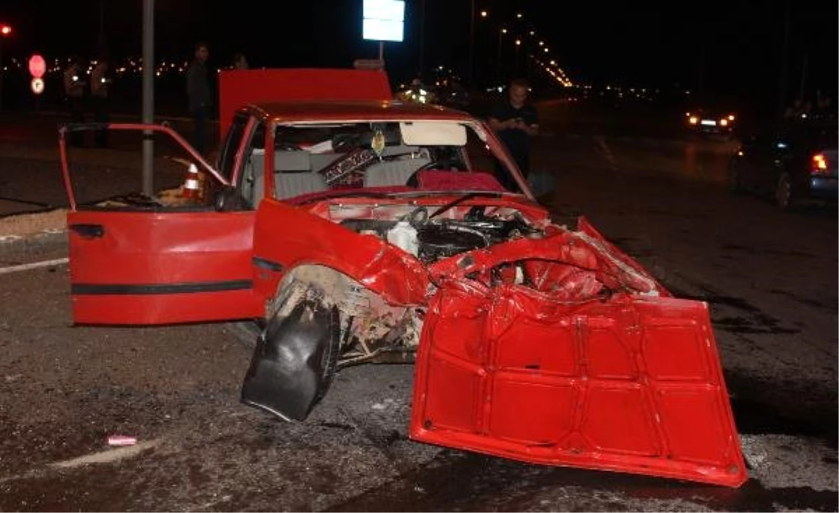 Sivas\'ta 2 otomobil çarpıştı: 1 ölü 8 yaralı