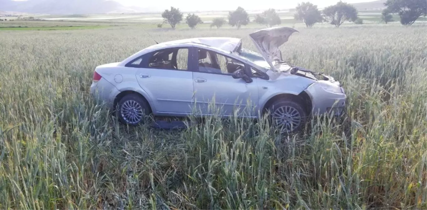 Şuhut\'ta viraja hızlı giren otomobil takla açarak tarlaya girdi