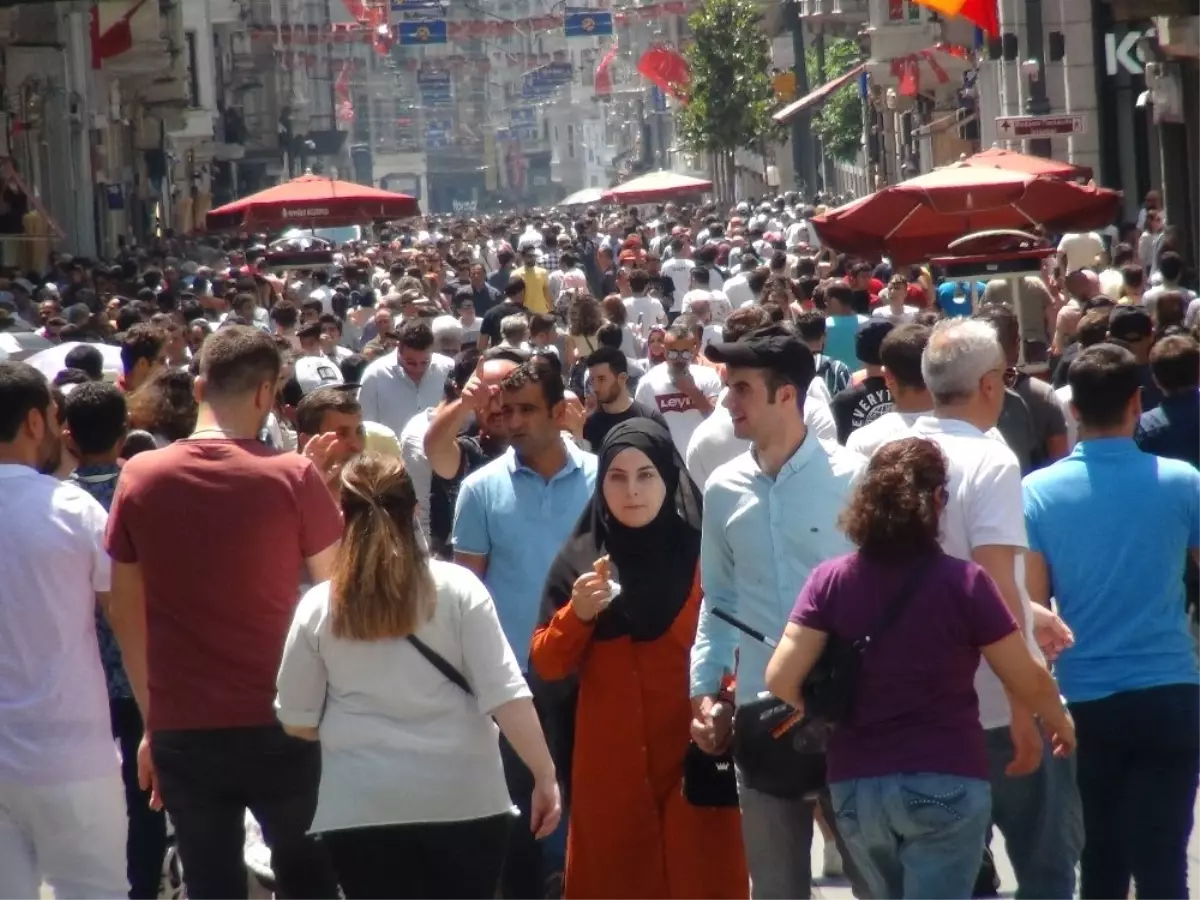 Taksim\'de bayram yoğunluğu