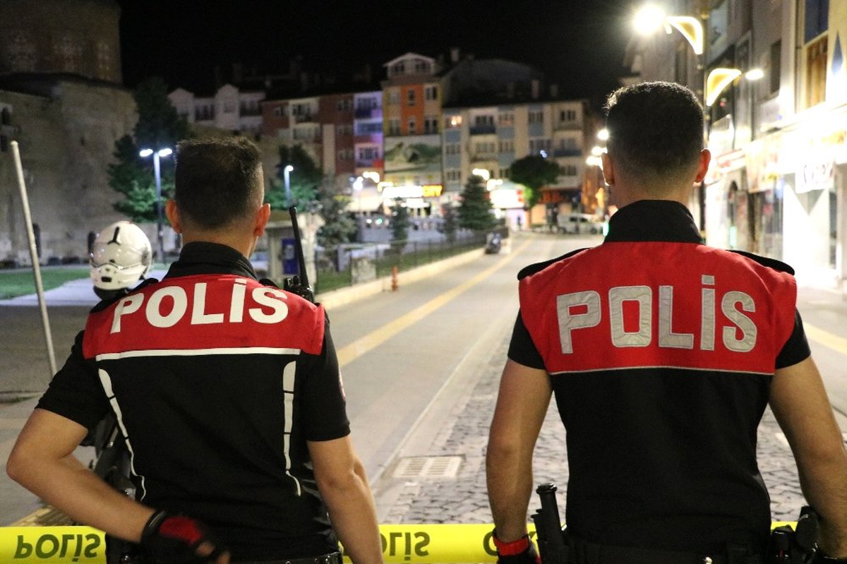 Tarihi medrese yanında şüpheli çanta paniği