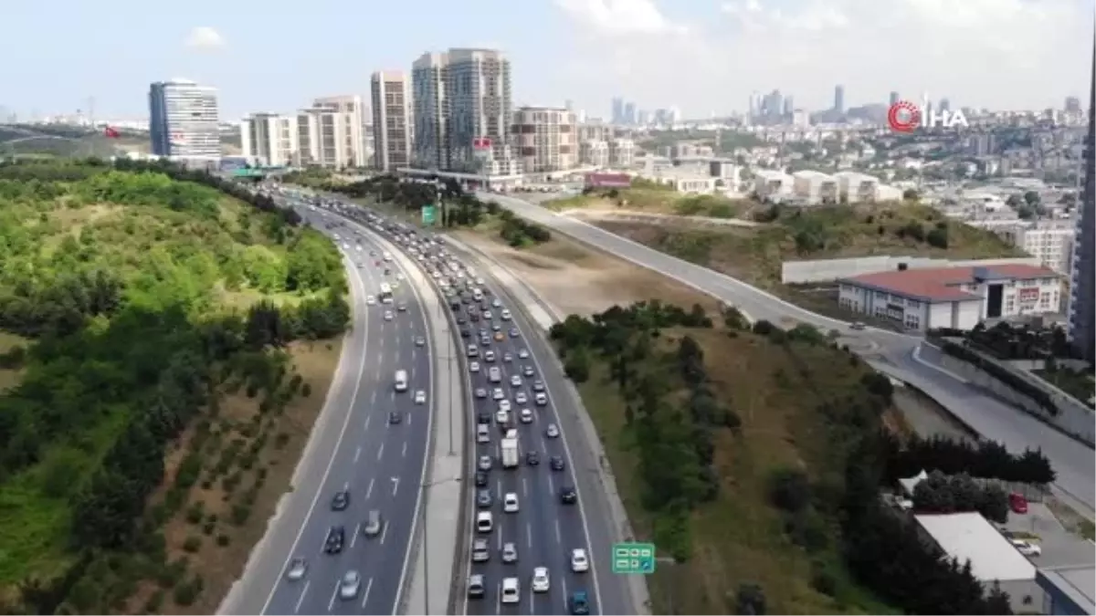 TEM Otoyolu\'nda yaşanan trafik yoğunluğu havadan görüntülendi