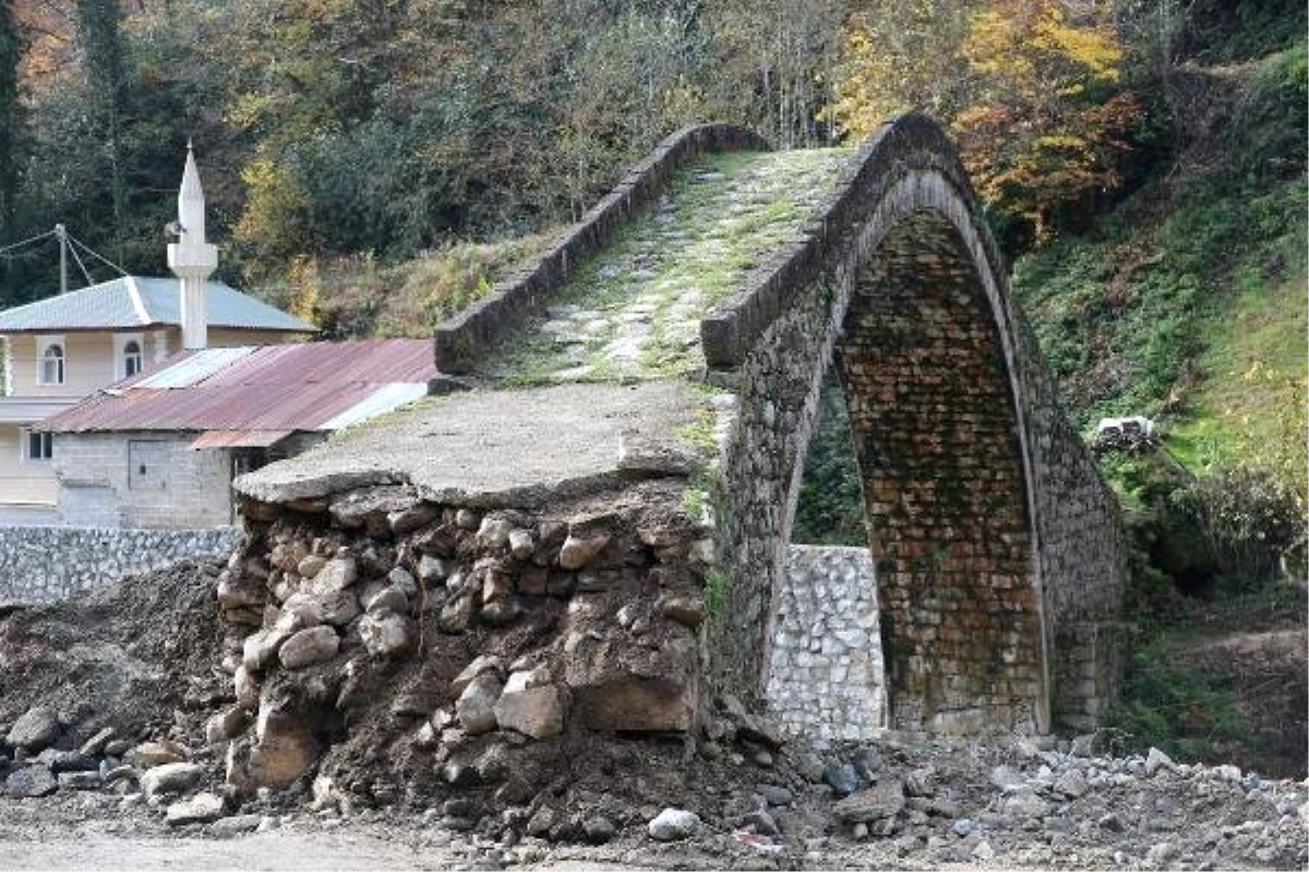 Yol çalışmasında hasar gören tarihi kemer köprünün onarılmamasına tepki