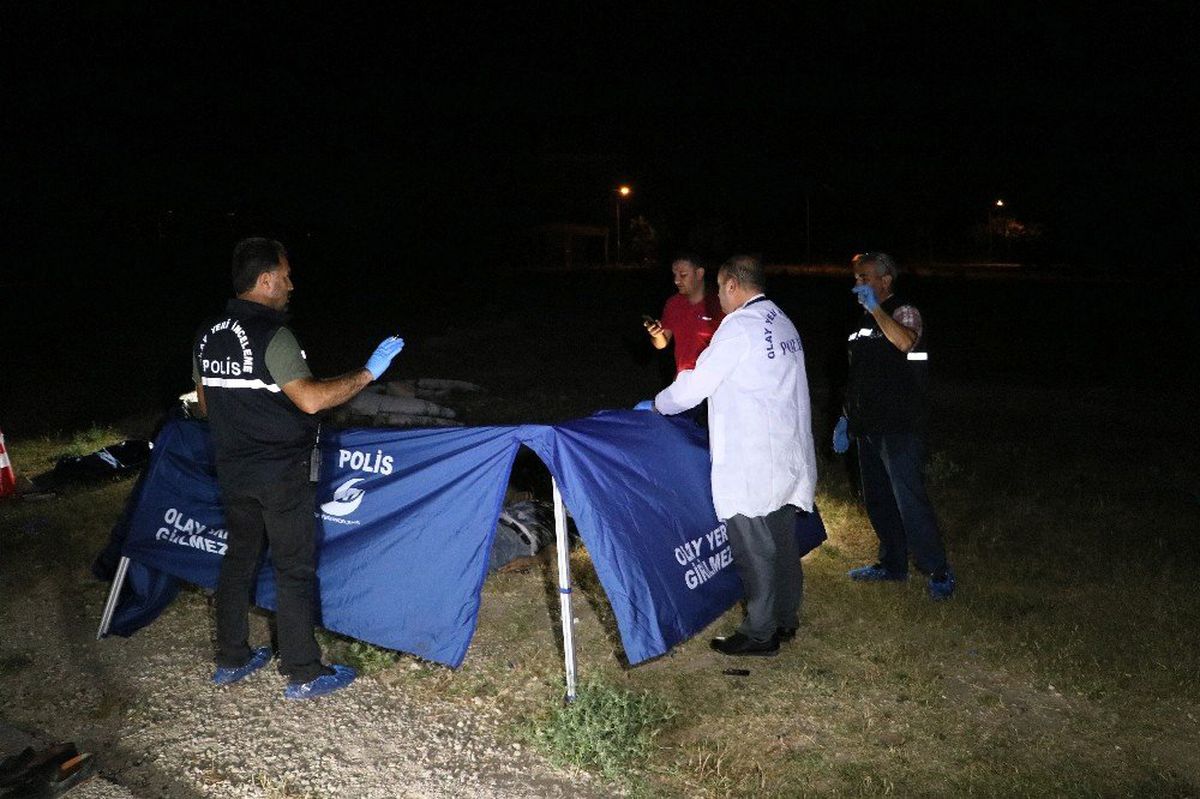 Adana\'da yol kenarında erkek cesedi bulundu