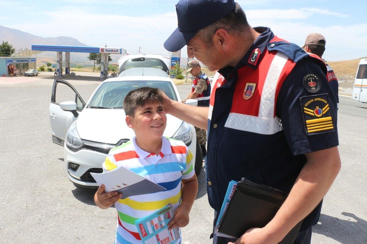 Anne ve babaların trafik karnesini çocukları dolduracak