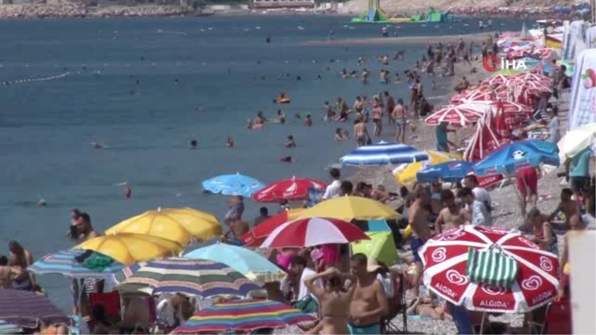 Antalya\'nın iki yüzü...Merkezde güneş ve deniz, yaylalarda kartopu keyfi