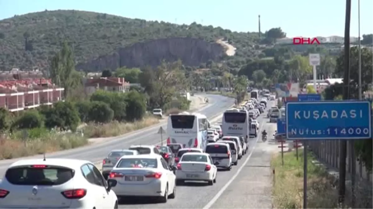AYDIN Kuşadası\'na bayramın üçüncü günü de tatilci akını