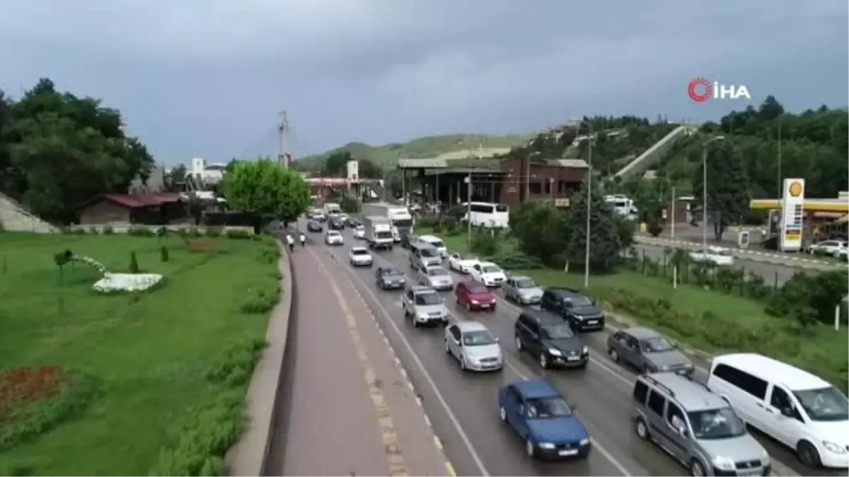 Bayram dönüşü erken başladı...Şehir merkezinde oluşan kilometrelerce kuyruk havadan görüntülendi