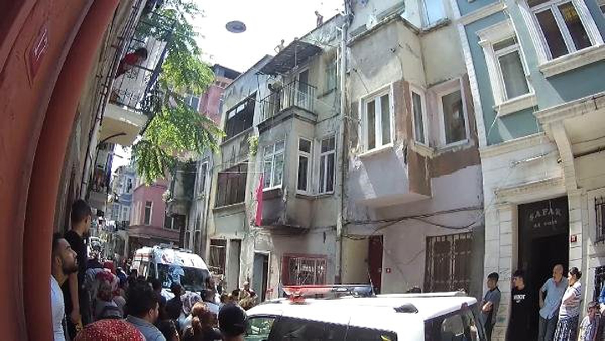 Beyoğlu\'nda 16 yaşındaki kız evinin çatısında ölü bulundu