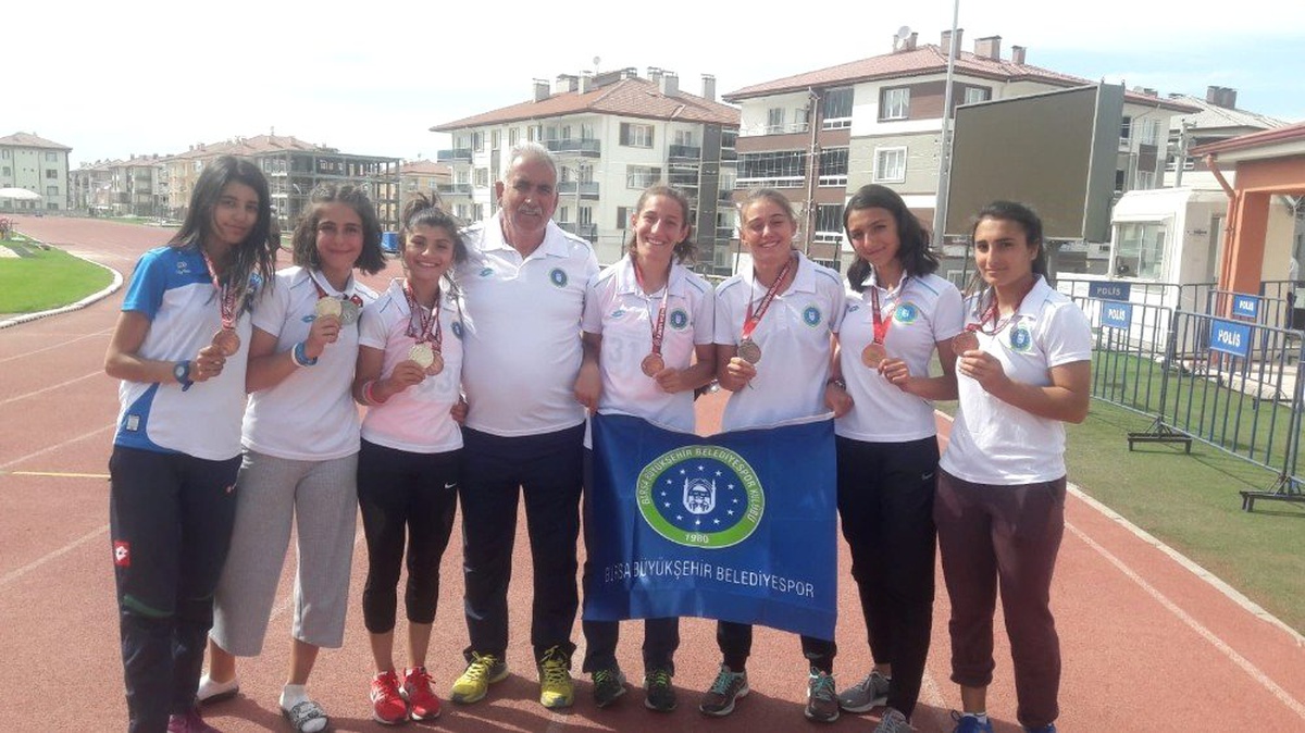Bursa Büyükşehir\'in atletizm takımı madalyalara abone