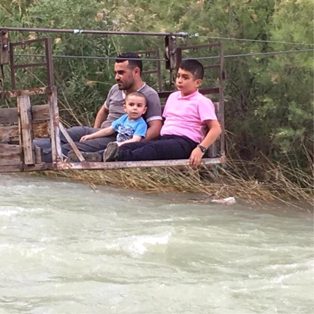 Çoruh Nehri\'nden ilkel teleferikle geçip akrabalarıyla bayramlaşıyorlar