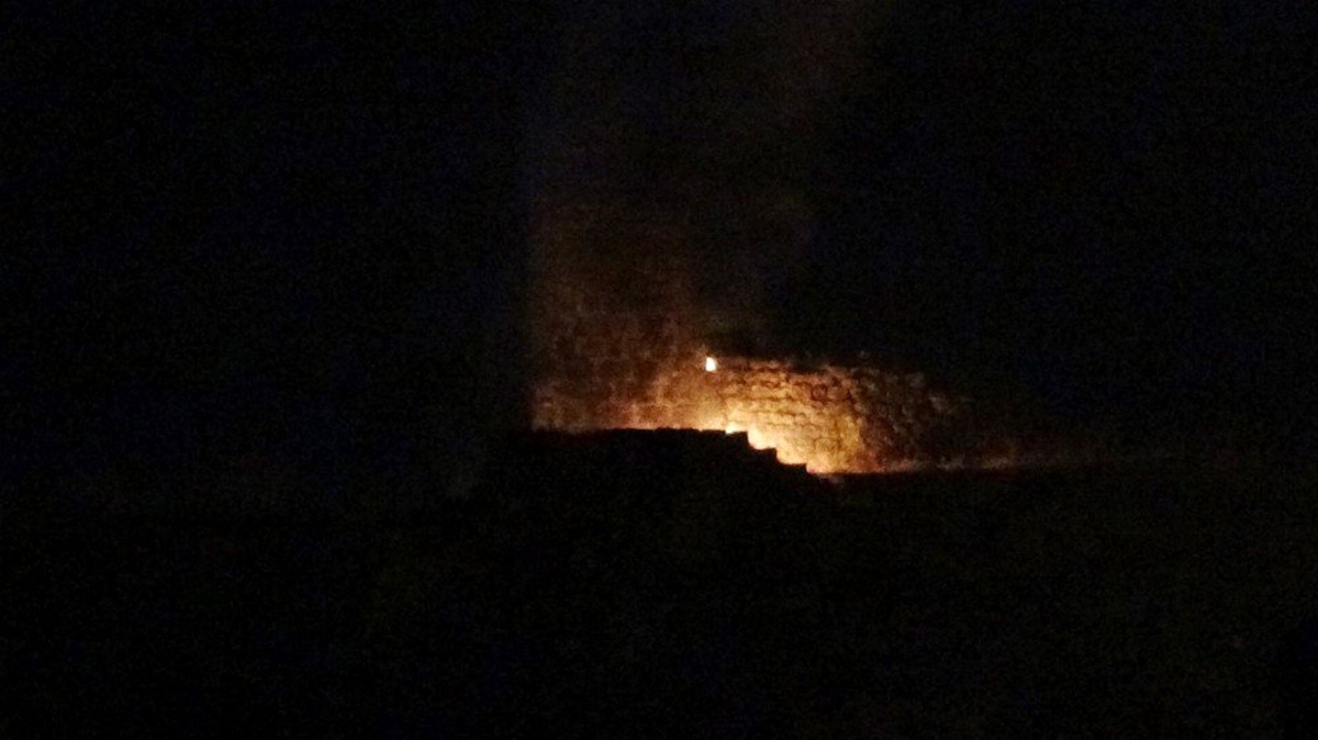 Diyarbakır\'da tarihi surlarda korkutan yangın