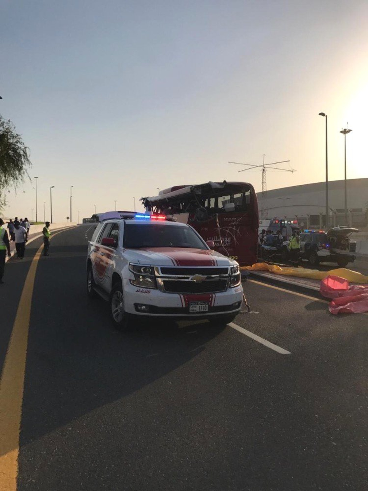 Dubai\'de turist otobüsü tabelaya çarptı: 15 ölü, 5 yaralı