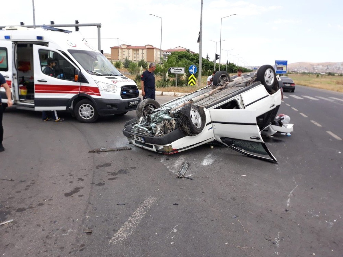 Elazığ\'da otomobil takla attı: 1 yaralı