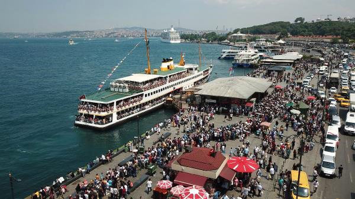 Eminönü\'nde bayram yoğunluğu