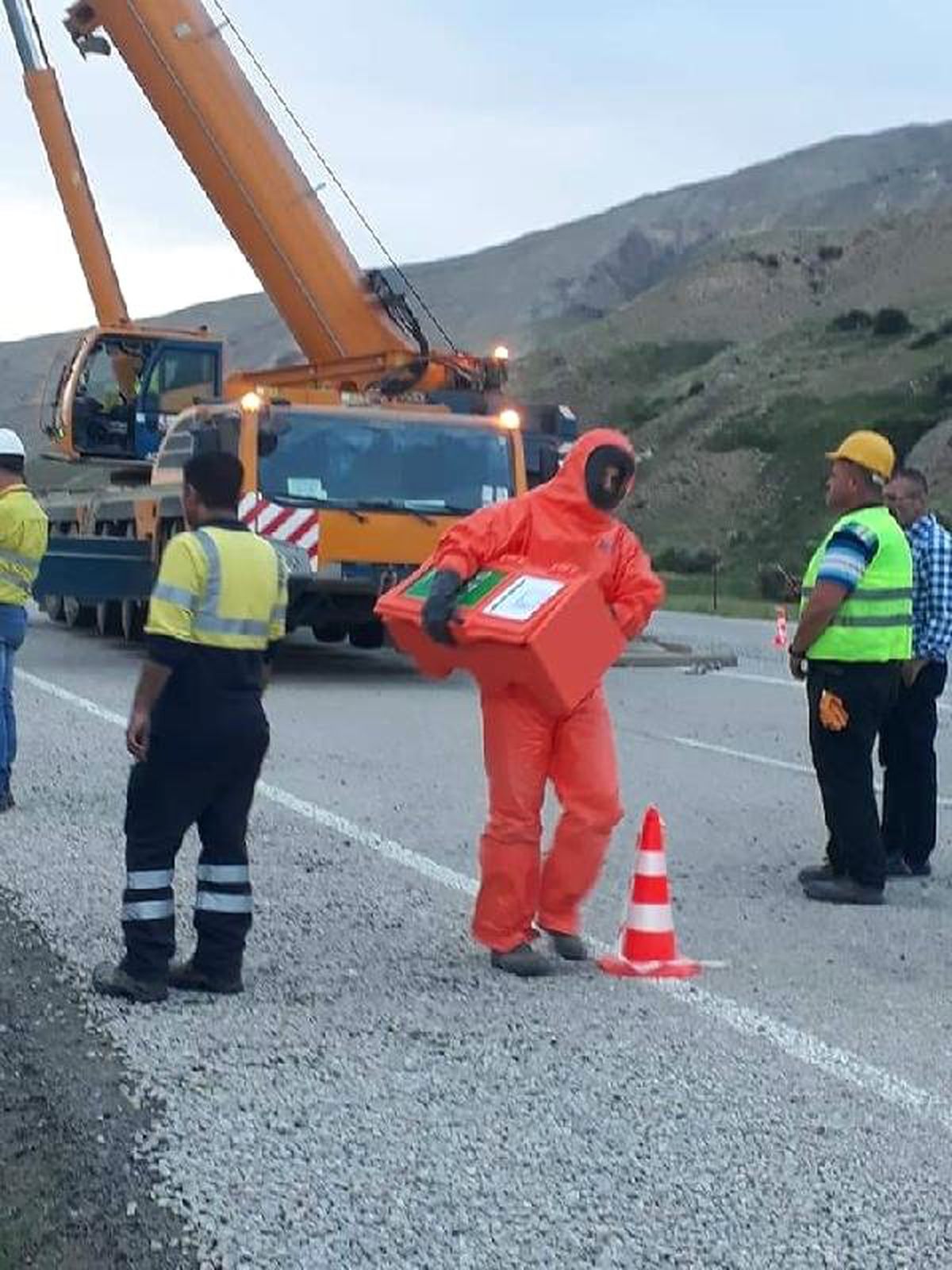 Erzincan\'da kimyasal yüklü tanker devrildi