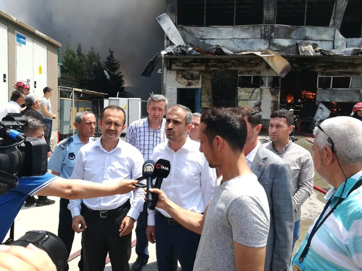 Fabrika yangını kontrol altına alınıyor
