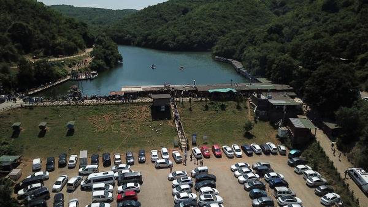 (Geniş haber) Şile Saklıgöl\'de çardak çöktü, vatandaşlar göle düştü