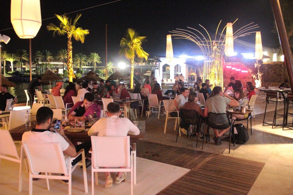 Gündüz sahiller gece mekanlar tatilcilerle doldu taştı