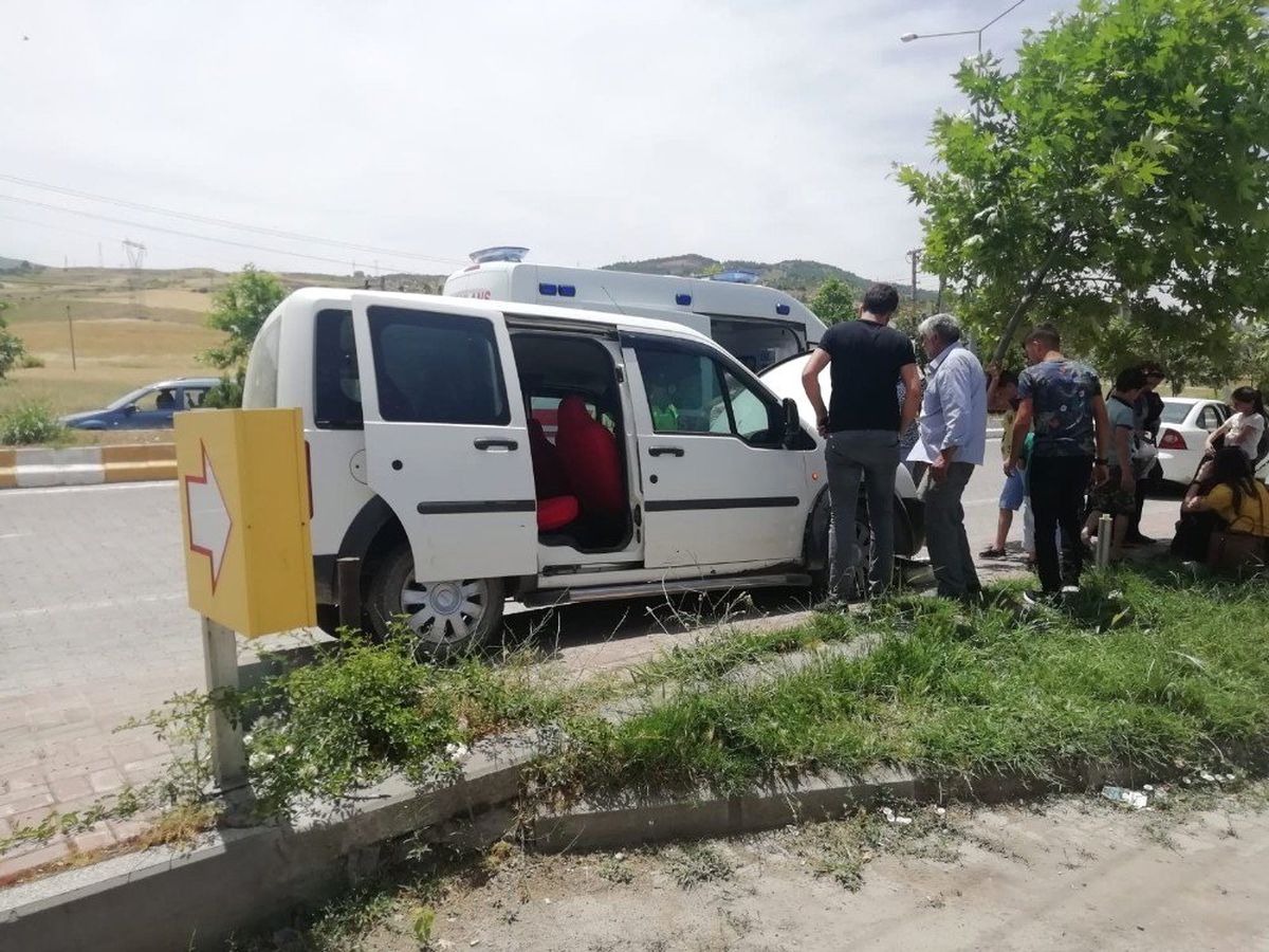 Hafif ticari araç kaldırıma çıktı