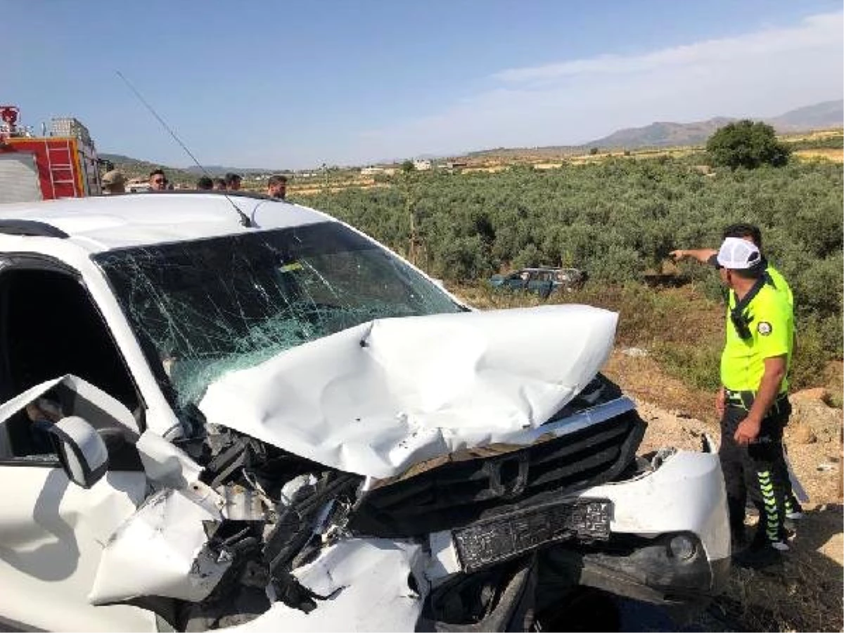 Hassa\'da hafif ticari araç ile otomobil çarpıştı: 13 yaralı