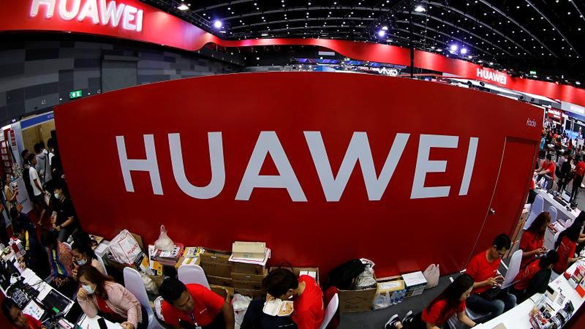"Huawei ABD\'nin kara listesine girdikten sonra ana tedarikçilerinden siparişleri azalttı"