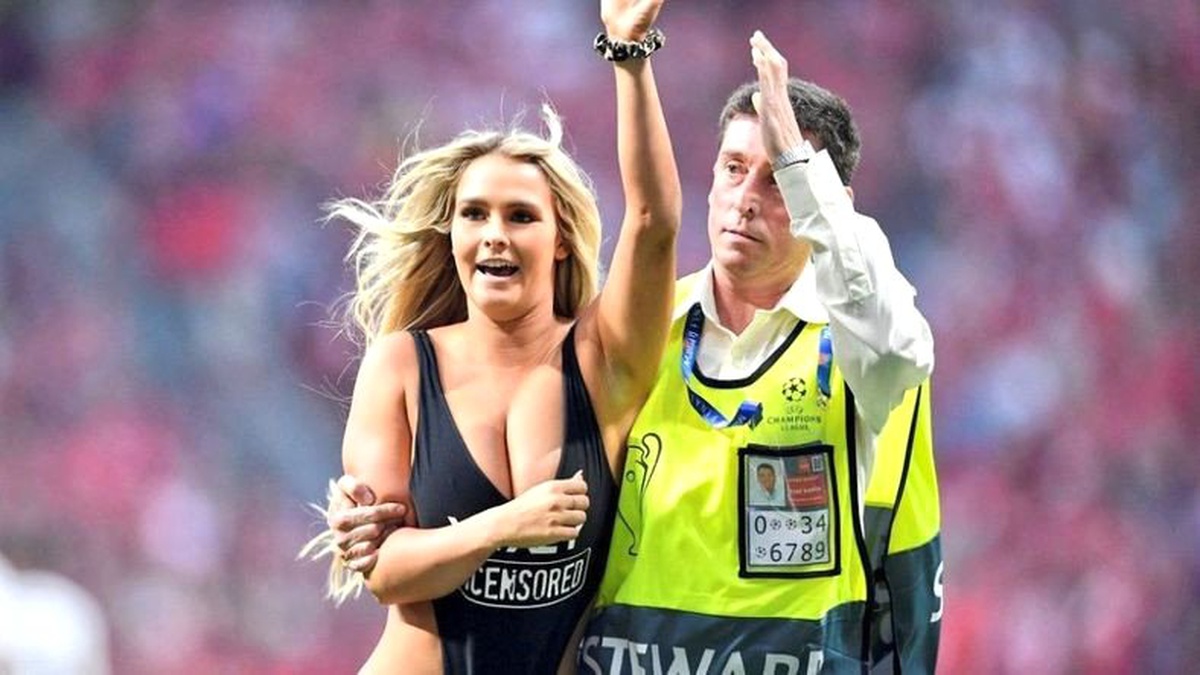 Instagram Fenomeninin Futbol Maçında Sahaya Neden Mayoyla Girdiği Belli Oldu