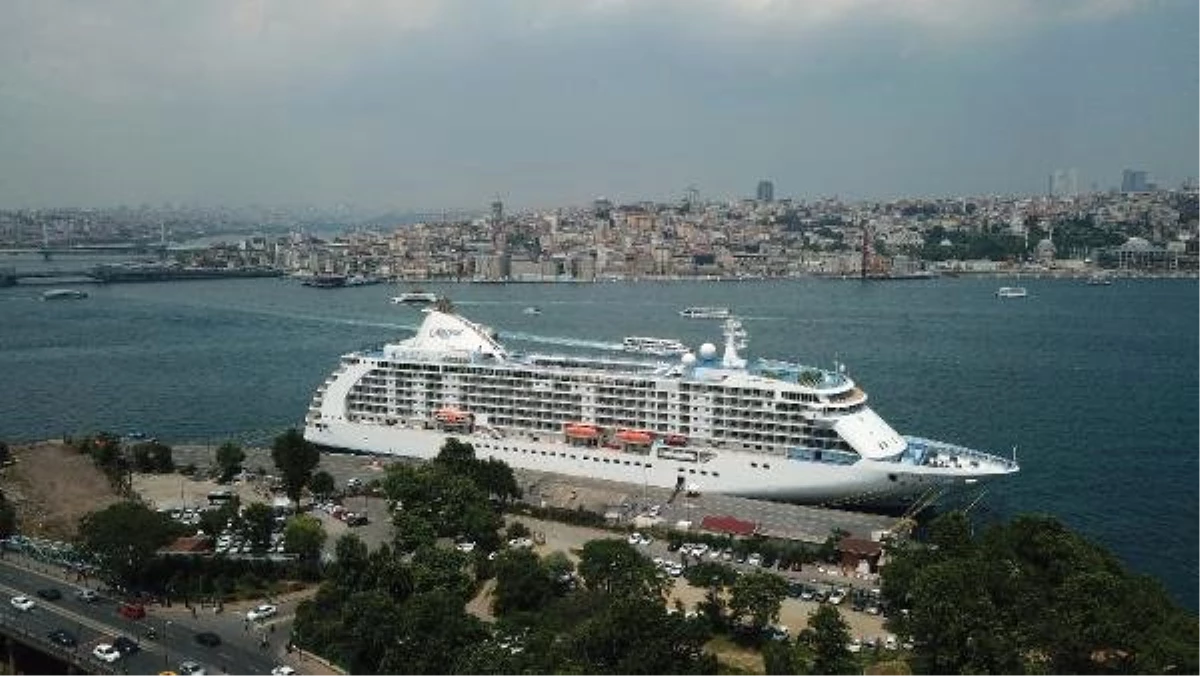 İstanbul\'a 4 yıl aradan sonra ilk kruvaziyer gemisi geldi (Havadan fotoğraflar)
