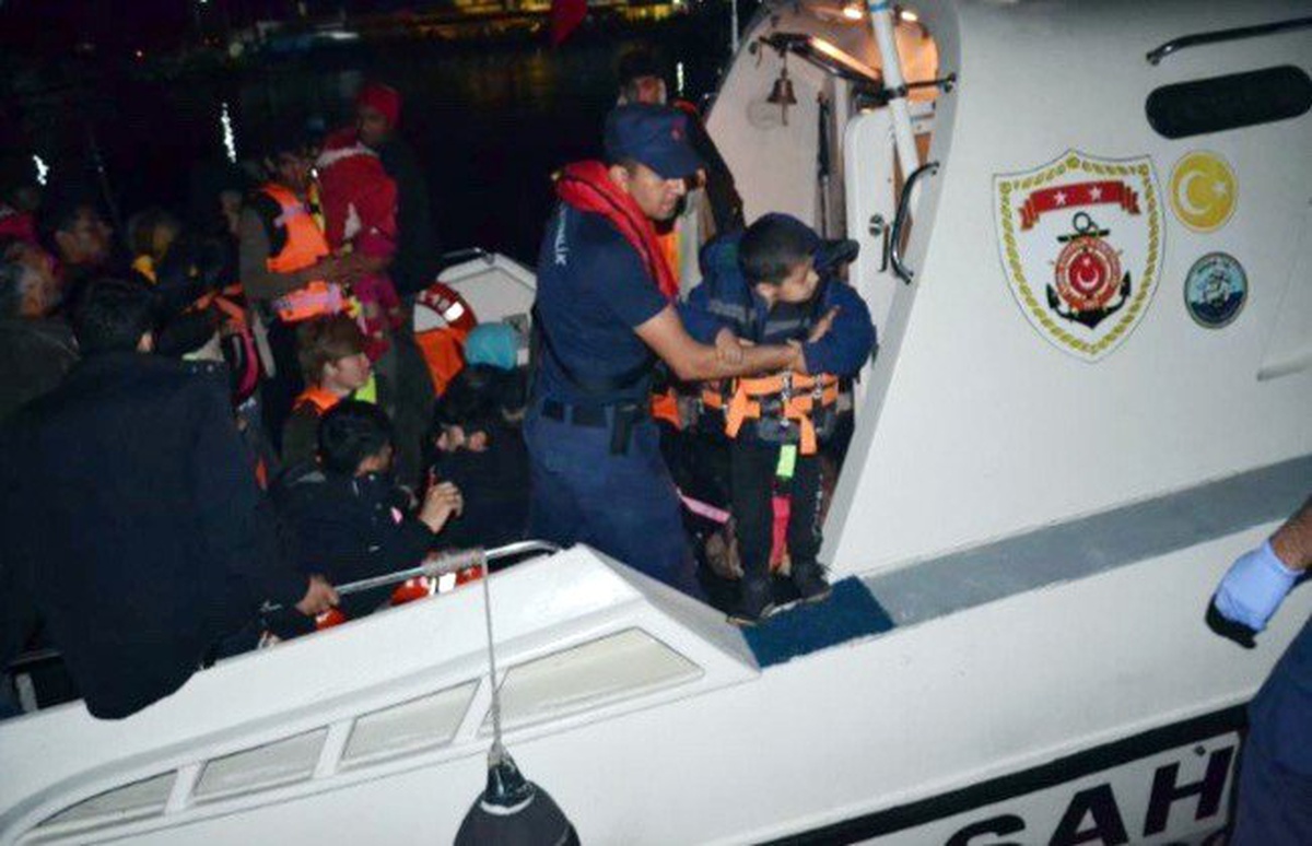 İzmir\'de 21\'i çocuk 35 kaçak göçmen yakalandı