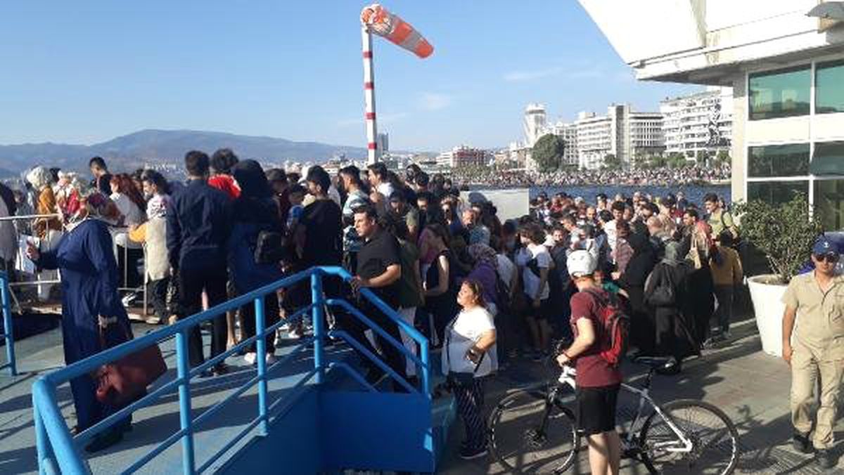 İzmir\'de, \'ücretsiz vapur\' yoğunluğu