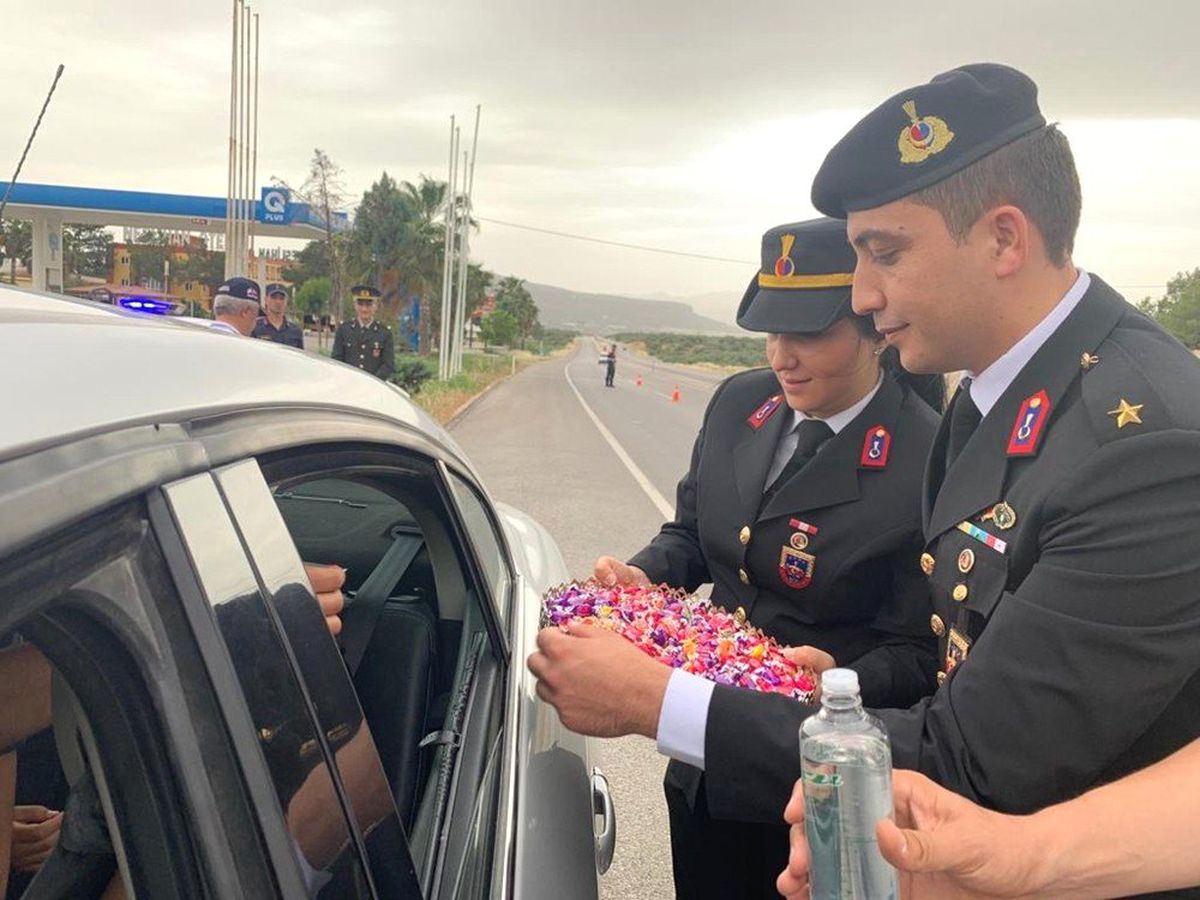 Jandarmadan kolonyalı şekerli trafik denetimi