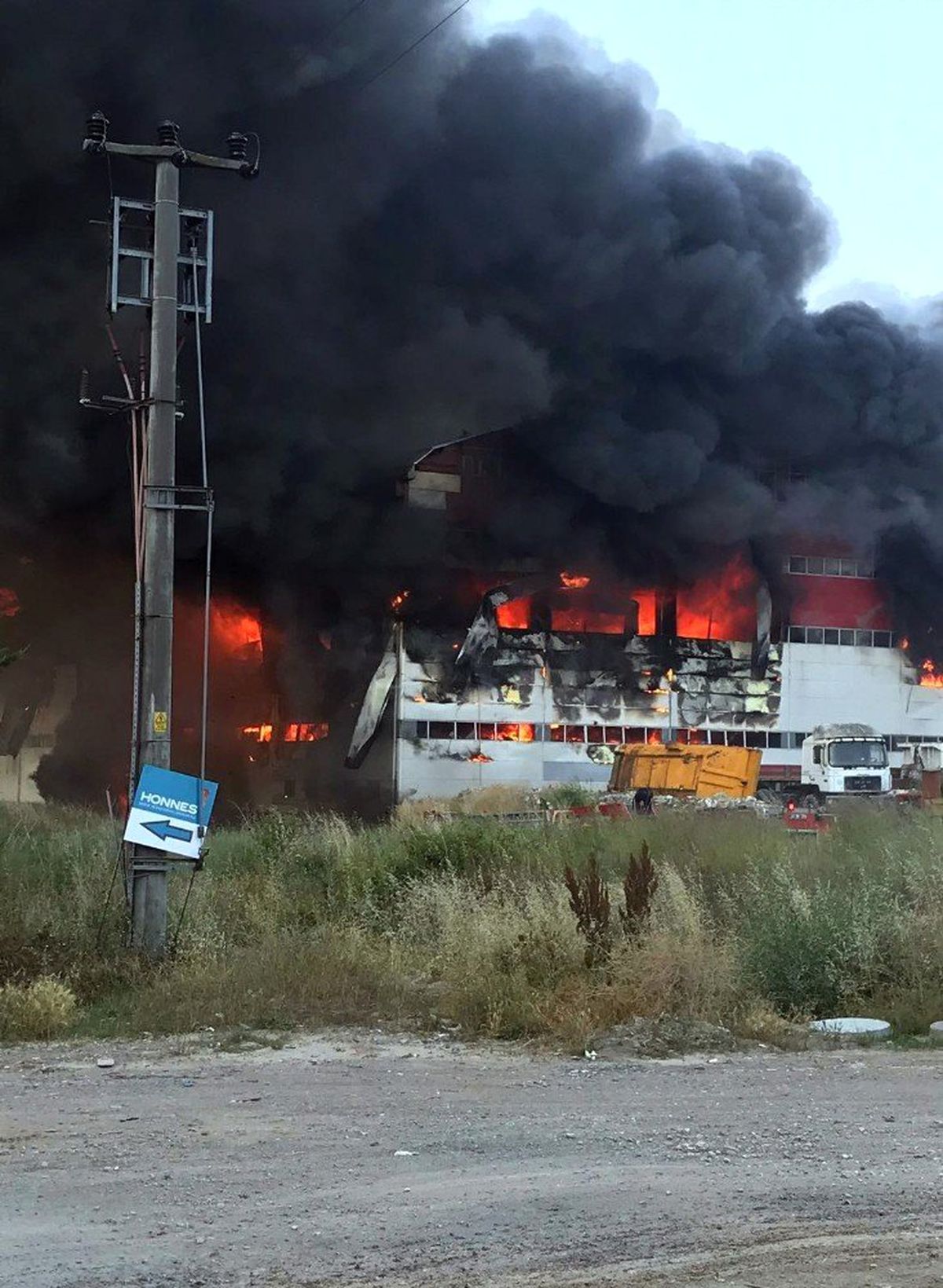 Kocaeli\'de fabrika alevlere teslim oldu