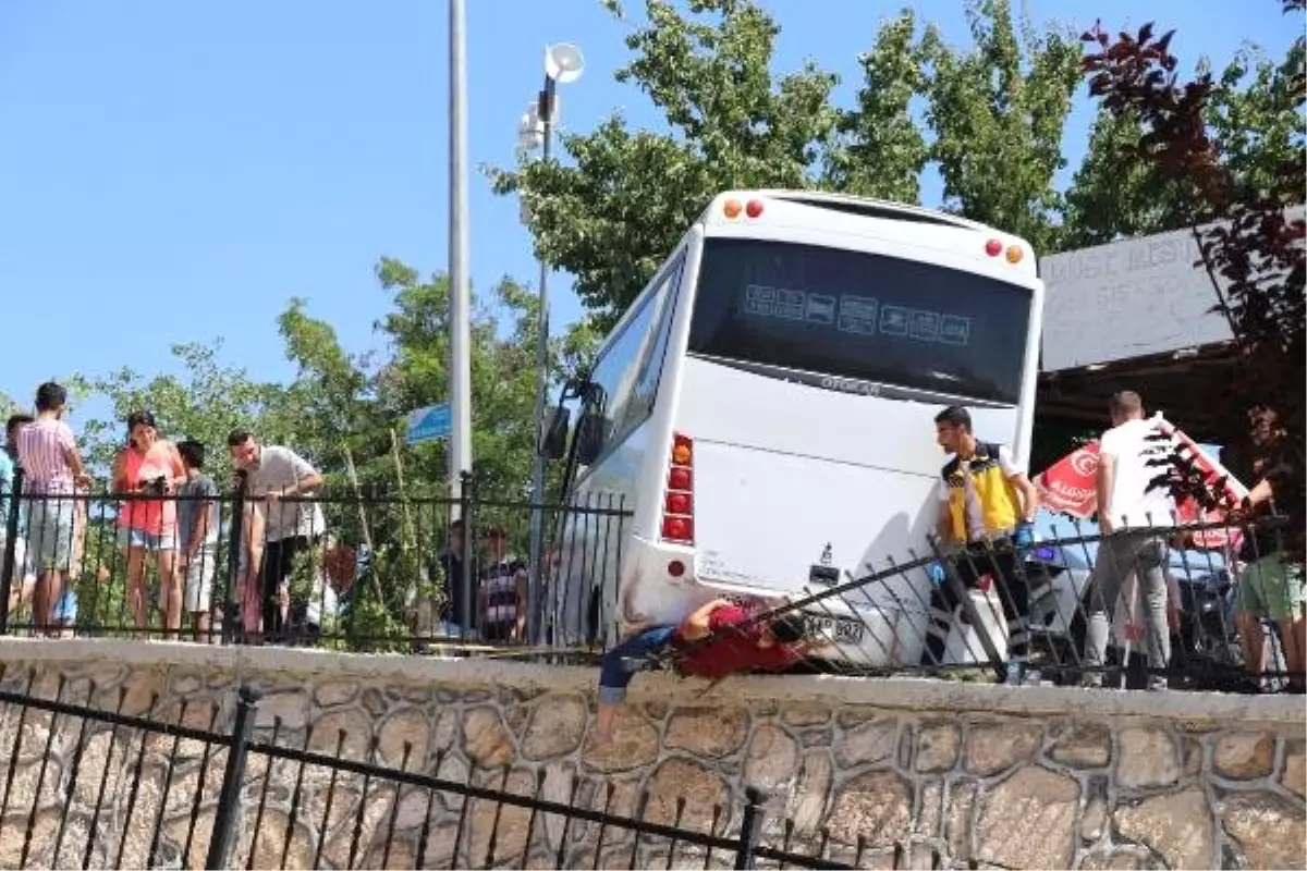 Midibüsle demir korkulukların arasında kalan çiftçi toprağa verildi