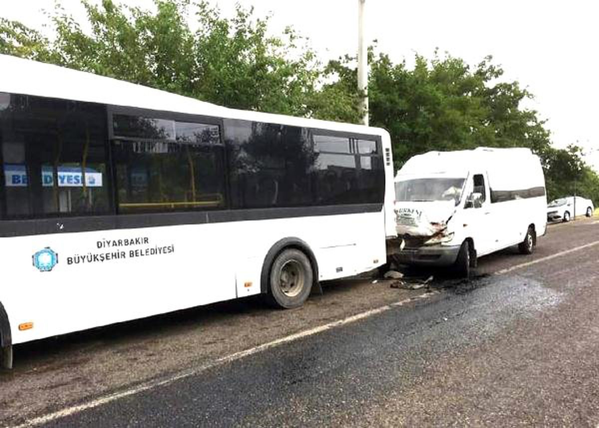Minibüs, durakta yolcu alan otobüse çarptı: 19 yaralı (2)