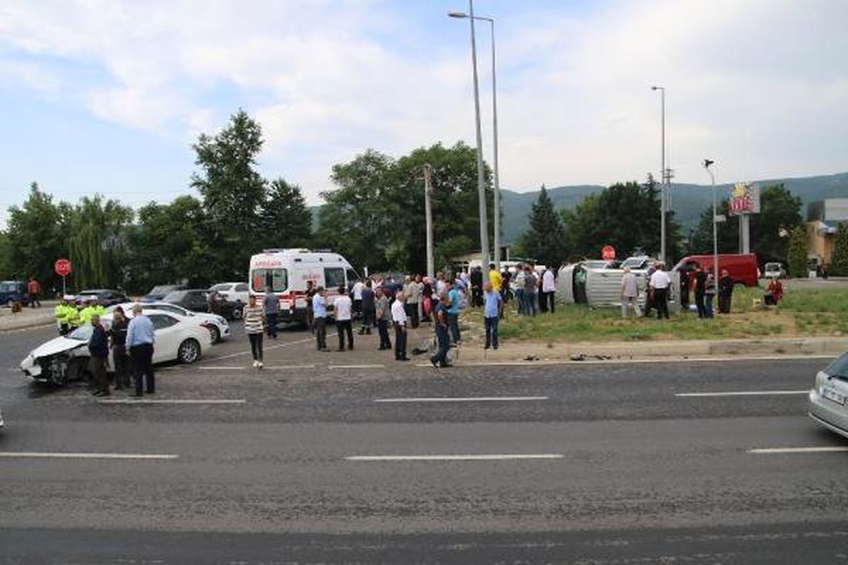Minibüs ile otomobil çarpıştı: 2 yaralı