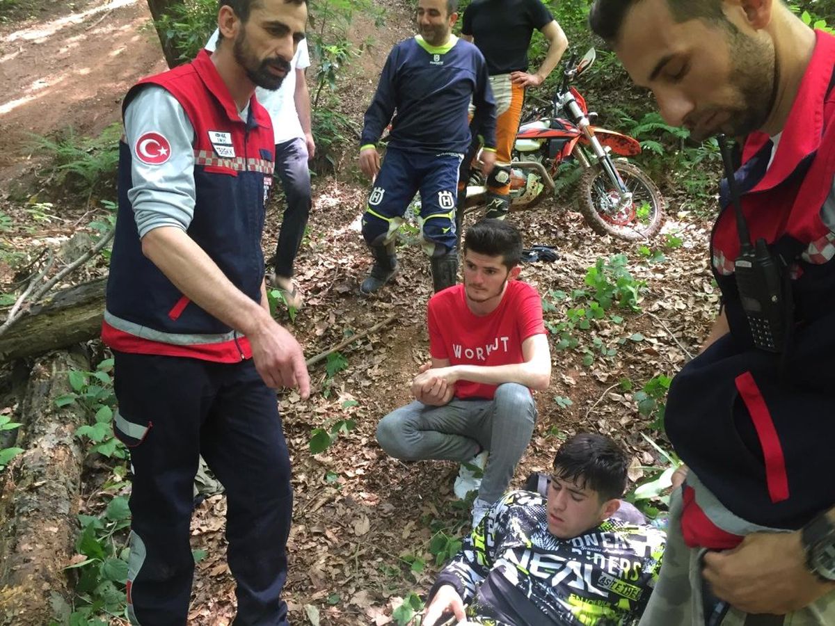 Motoruyla düştüğü dağlık alanda mahsur kalan şahsı ekipler kurtardı