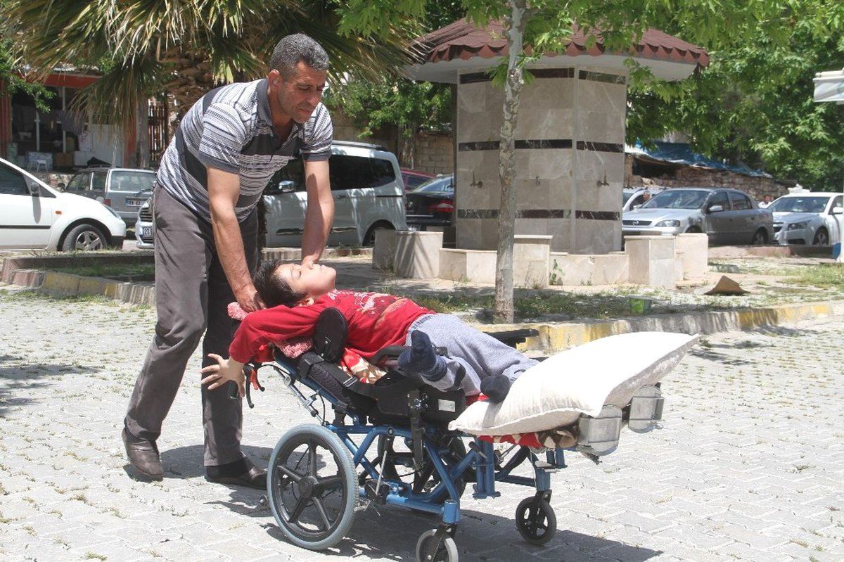 Oğlunun tedavi masrafı için iş bekliyor