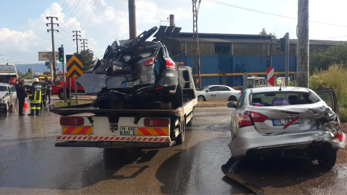 Otobüs, kırmızı ışıkta bekleyen araçlara çarptı: 9 yaralı