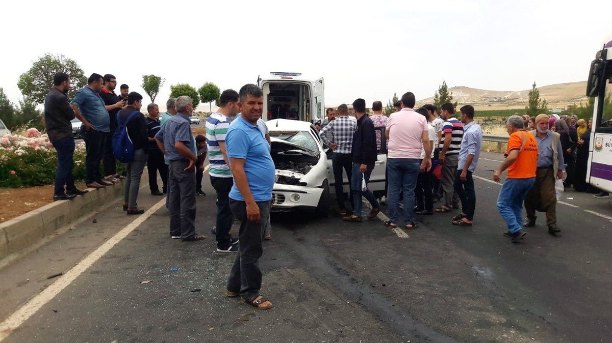 Otomobil halk otobüsüne çarptı: 1 yaralı
