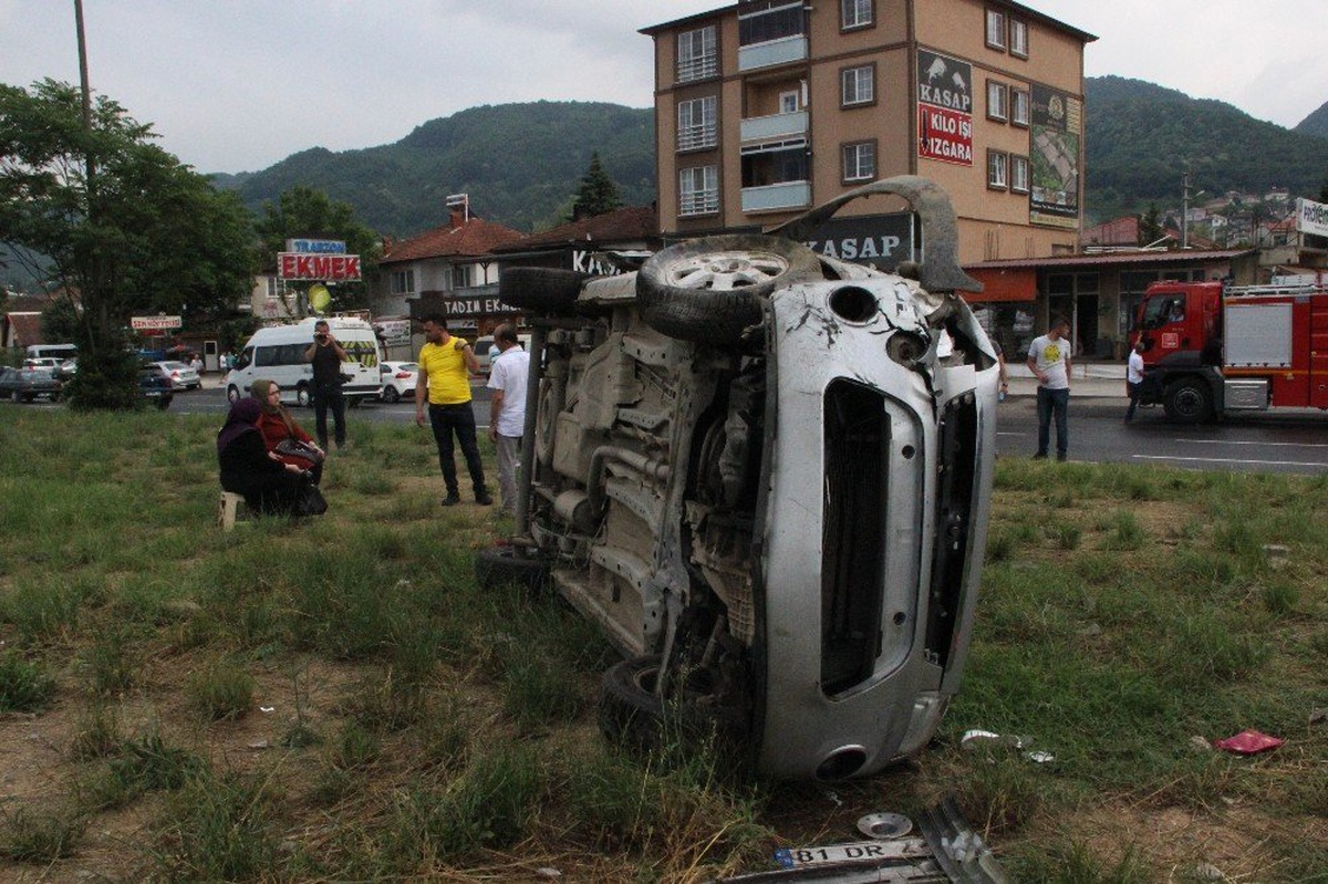 Otomobil ile hafif ticari aracın karıştığı kazada 2 kişi yaralandı