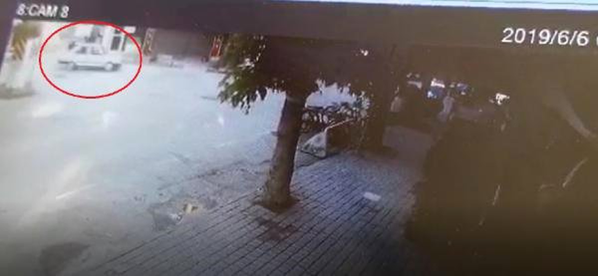 Otomobil kıraathaneye çarptı: 2 yaralı (2)