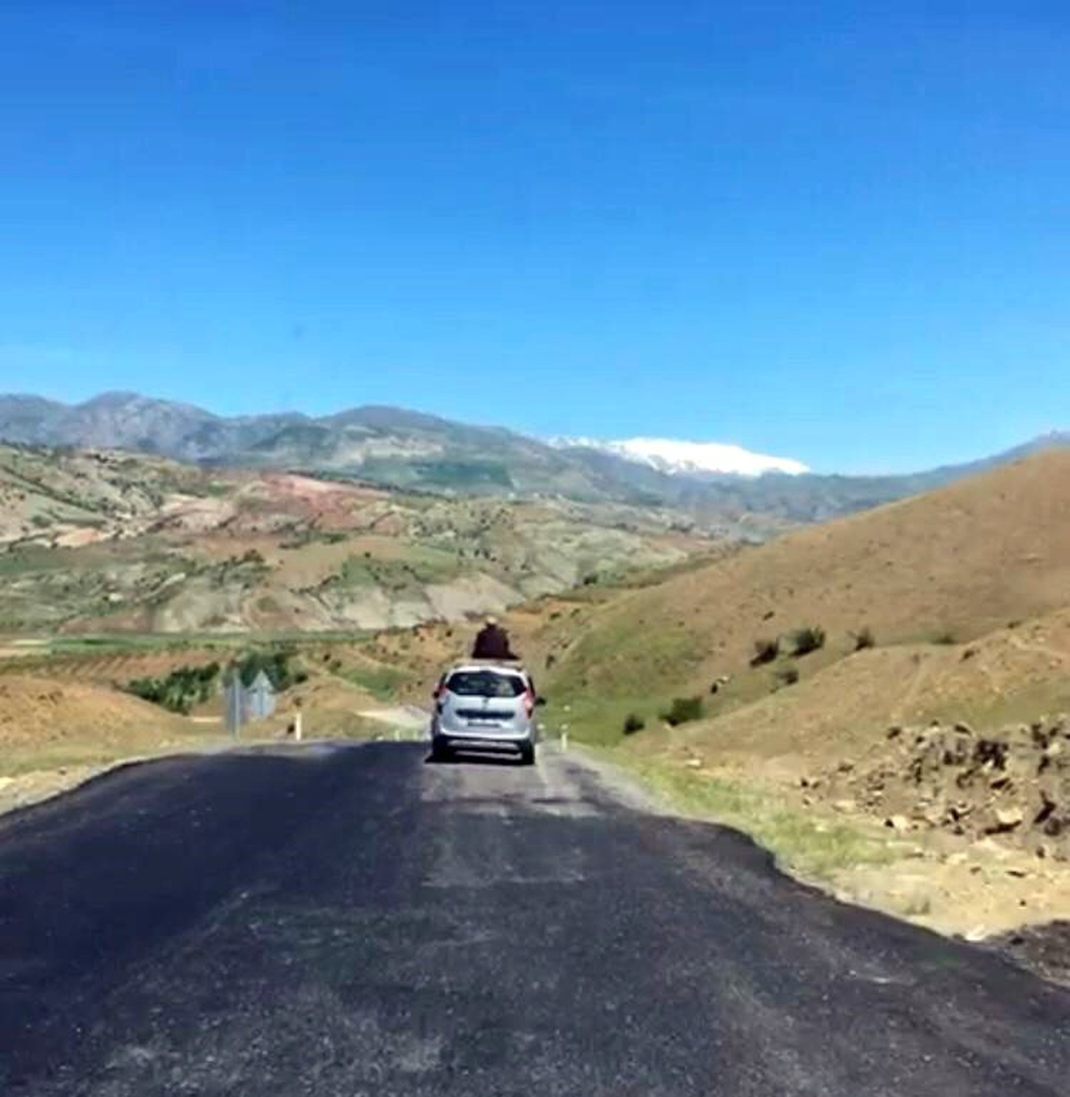 Otomobilin üzerinde akıl almaz yolculuk, yok artık dedirtti