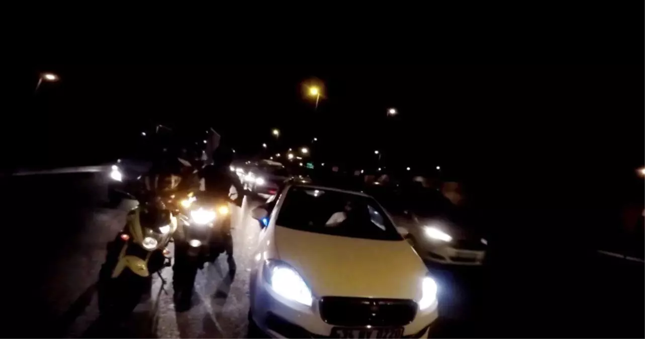 (Özel) E-5 Karayolu\'nda motosikletliler otomobilin önünü kesip sürücünün üstüne yürüdü