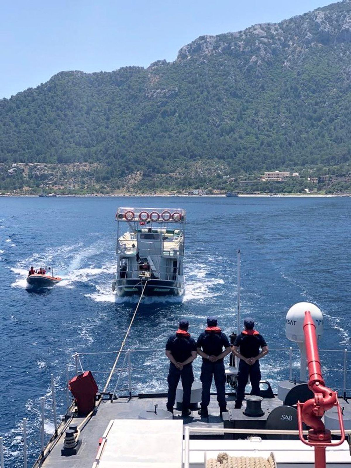 Su alan gezi teknesi yolcularını ve mürettebatını Sahil Güvenlik kurtardı