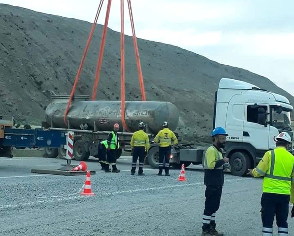 Sülfürik asit yüklü tanker devrildi; kimyasal madde yola aktı