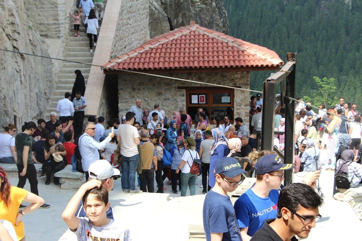 Sümela Manastırı bayramda doldu, taştı