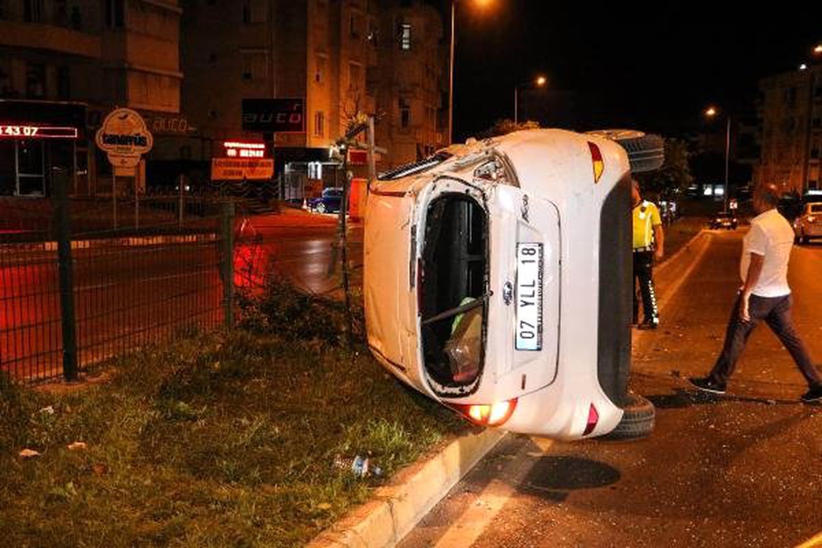 Takla atan araçtan çıkıp sigara içtiler