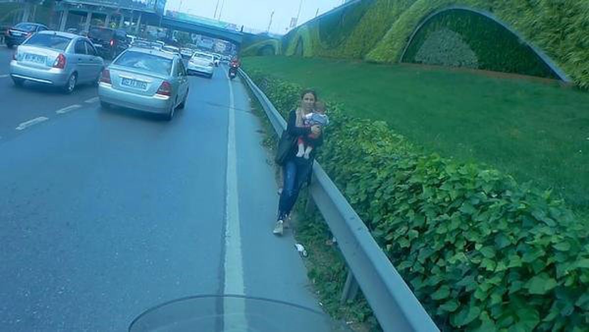 Taksicinin Suriyeli kadını bebeğiyle D-100\'de yol ortasında bıraktı iddiası