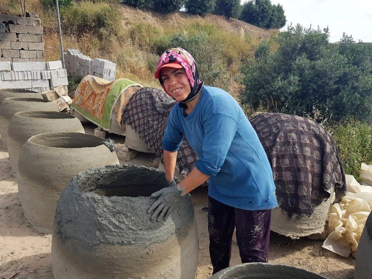 Tandırlar kadınların çamurlu ellerinde şekilleniyor